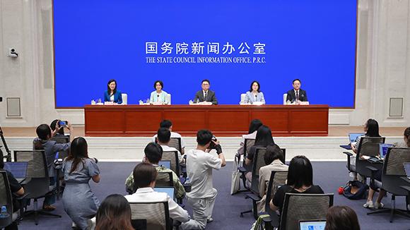 女童被压车底路人秒抬车救人