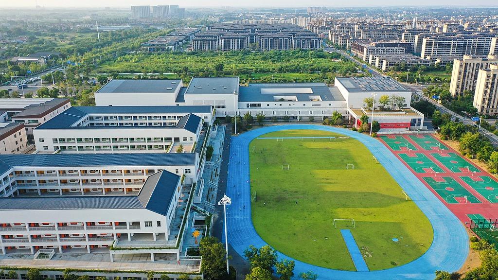 小孩姐戴三道杠走路的气质好帅呀